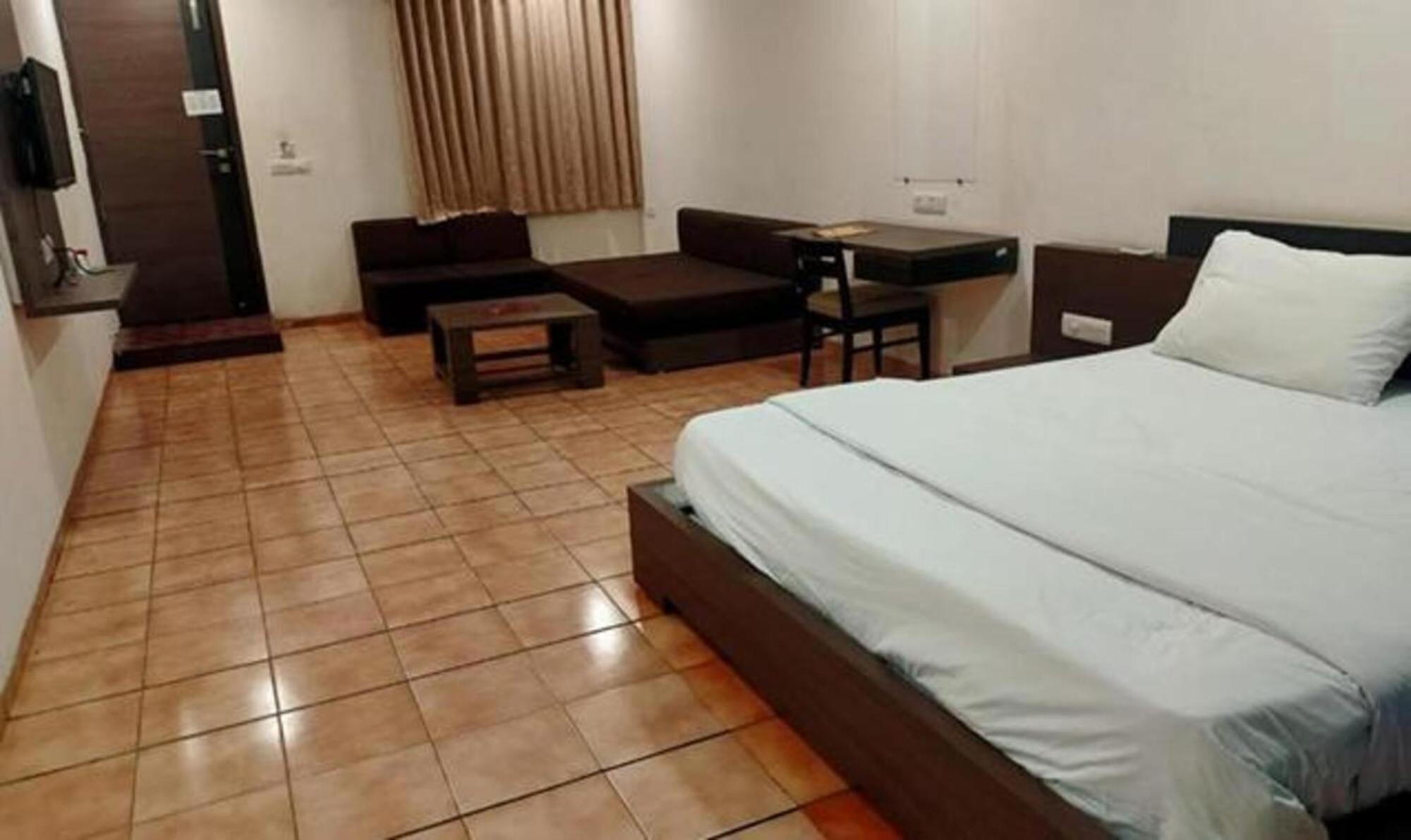 Hotel Sun N Step Club Ahmedabad Ngoại thất bức ảnh