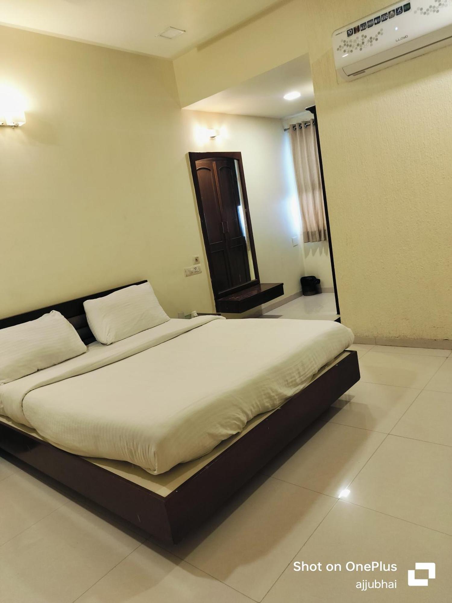 Hotel Sun N Step Club Ahmedabad Ngoại thất bức ảnh