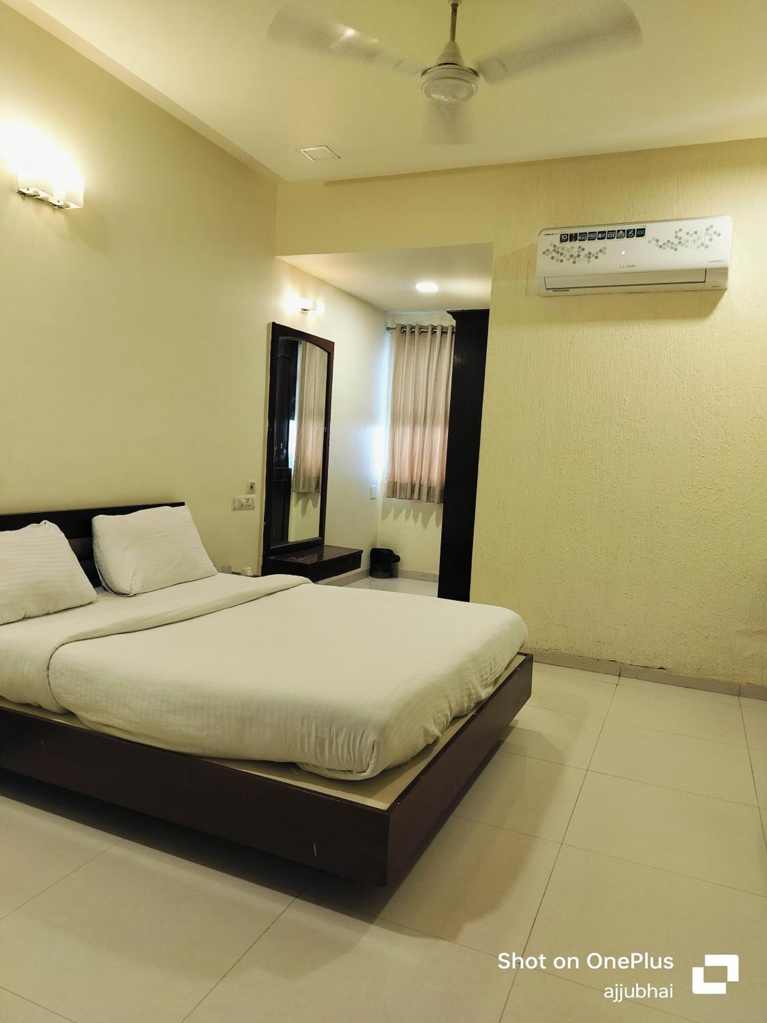 Hotel Sun N Step Club Ahmedabad Ngoại thất bức ảnh
